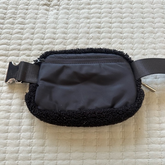 lululemon - sherpa belt bag - black - Picture 2 of 5